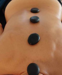 Le massage aux pierres chaudes permet un bon relâchement musculaire, le drainage et l’élimination des toxines. Chez Escale Massage à Lourdes ( Hautes-Pyrénées)
